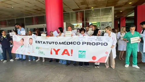 Huelga de m&eacute;dicos a las puertas del HUCE (7)