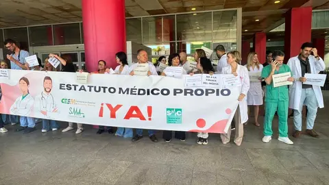 Huelga de m&eacute;dicos a las puertas del HUCE (8)