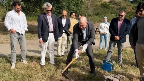 Miguel &Aacute;ngel P&eacute;rez Triano plantando un &aacute;rbol.