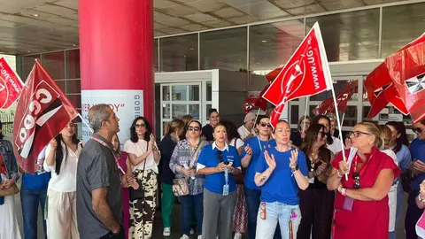 Manifestación de UGT y CCOO en el Hospital.7