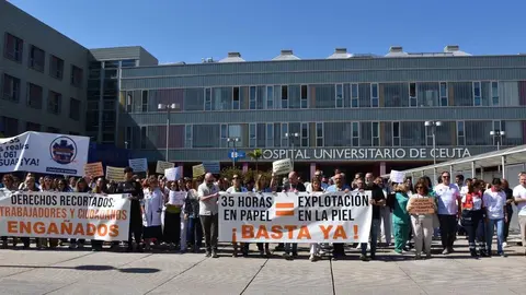 Manifestaci&oacute;n de los sindiciatos a la puerta del Hospital.