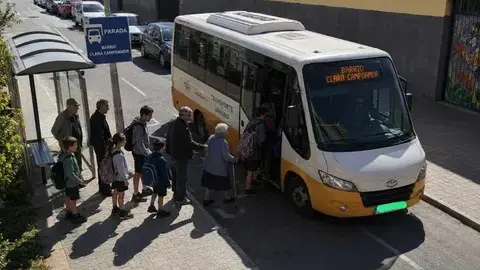 Recreación con IA de la parada en el IES Clara Campoamor.