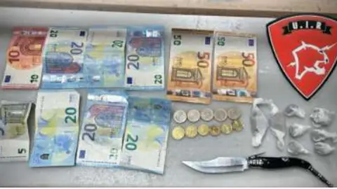Dinero, droga y navaja incautada por la UIR.