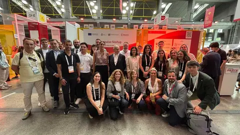 Jos&eacute; Luis Bonet con los emprendedores en el estand de CCE.