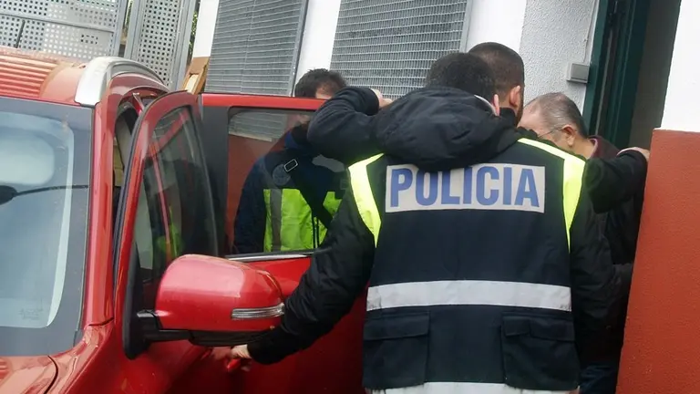 Funcionarios del CNP, custodiando a una persona detenida