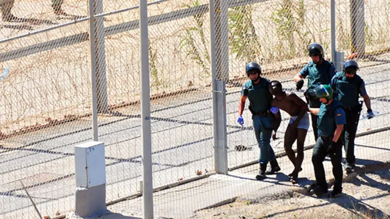 La Guardia Civil, en suelo espa&ntilde;ol, expulsa a un inmigrante tras permanecer durante horas en la valla el pasado mes de septiembre en Finca Berrocal1280