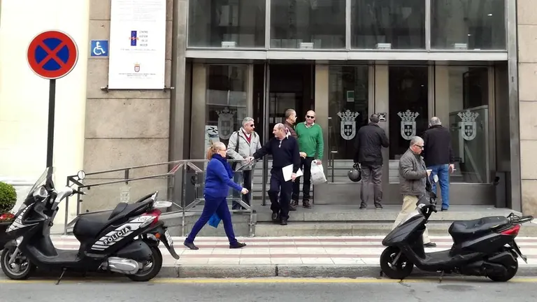 asamblea ayuntamiento palacio puerta