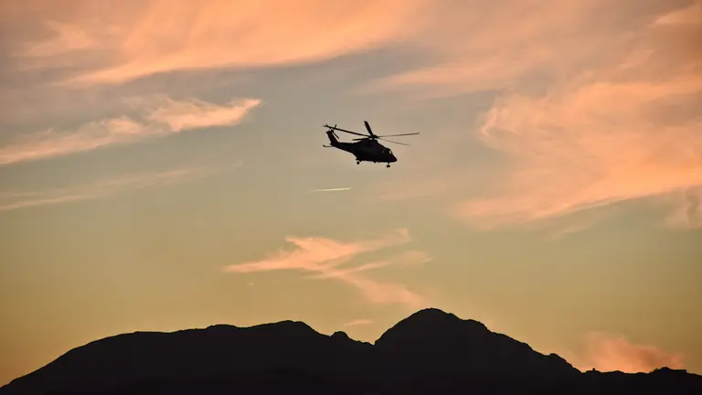 Helic&oacute;ptero de H&eacute;lity volando rumbo a Algeciras.