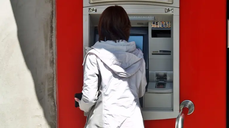 cajero banco mujer