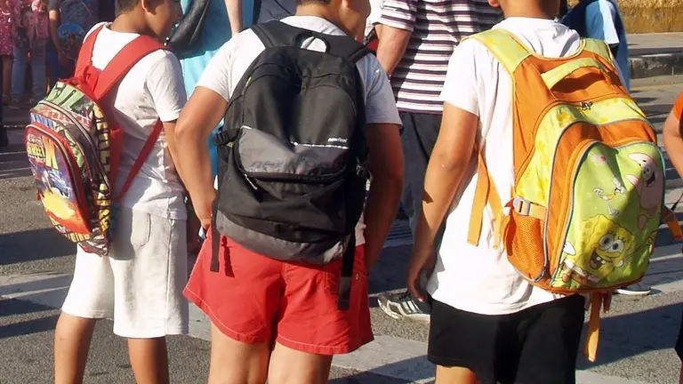 alumnos mochilas