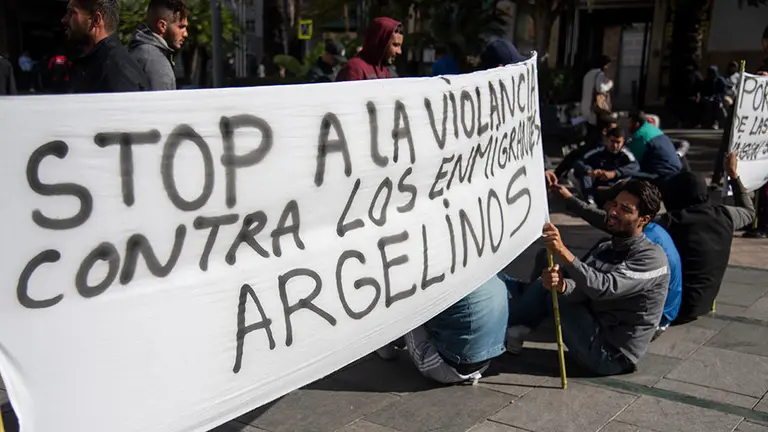 Protesta de cerca de un centenar de inmigrantes argelinos