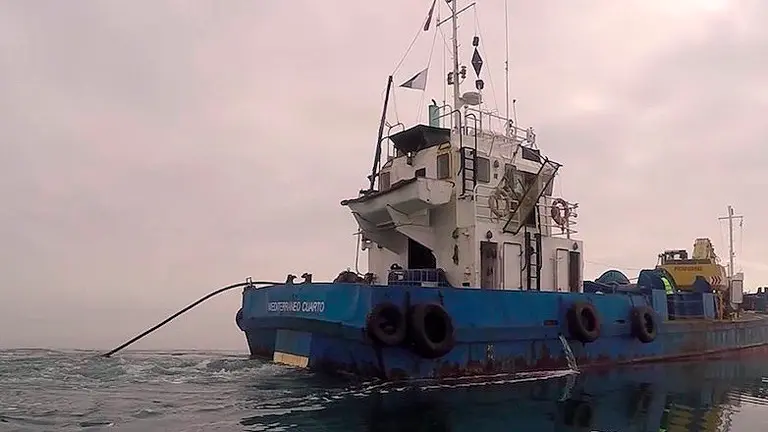 Barco de FFC en una instalaci&oacute;n cable el&eacute;ctrico submarino