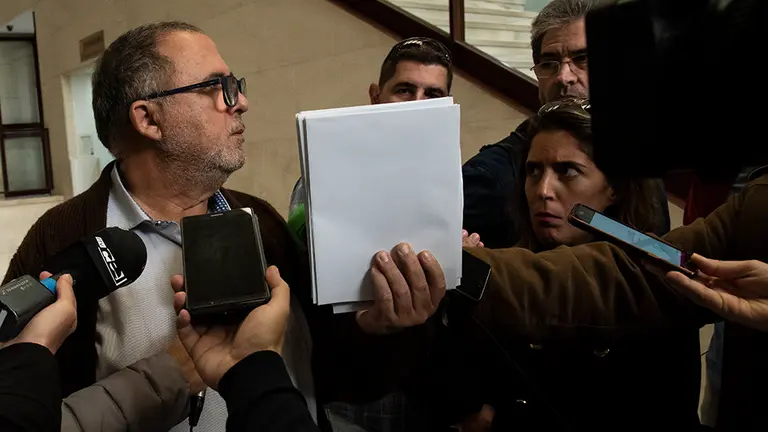 Antonio Ram&iacute;rez, de UGT, muestra el sobre en el que han escrito el nombre del agraciado