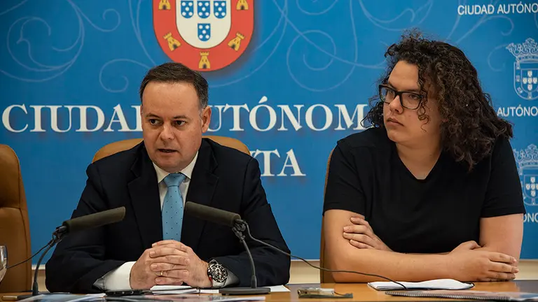 Javier Celaya, consejero de Educaci&oacute;n y Cultura y Andra Buscat&oacute;, presidenta del FPJ