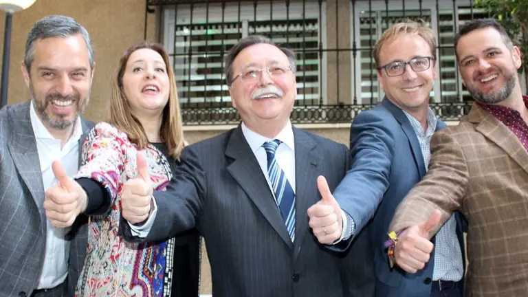 bravo vivas candidatos manos apaisada