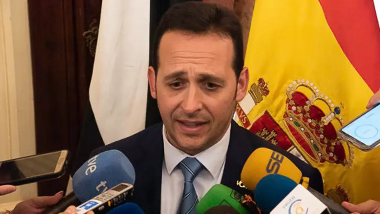Juan Vivas y Manuel Hern&aacute;ndez se saludan al inicio del pleno (1 de 1)-3