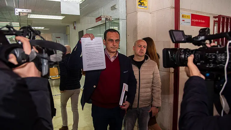 Manuel Hern&aacute;ndez muestra la denuncia el pasado 1 de abril