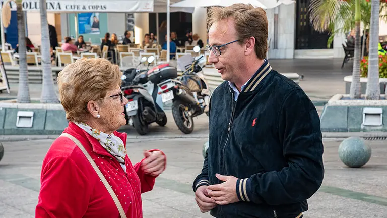 Guillermo Mart&iacute;nez conversa con una simpatizante