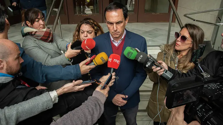 Manuel Hern&aacute;ndez y Cristina P&eacute;rez atienden a los medios (1 de 2)