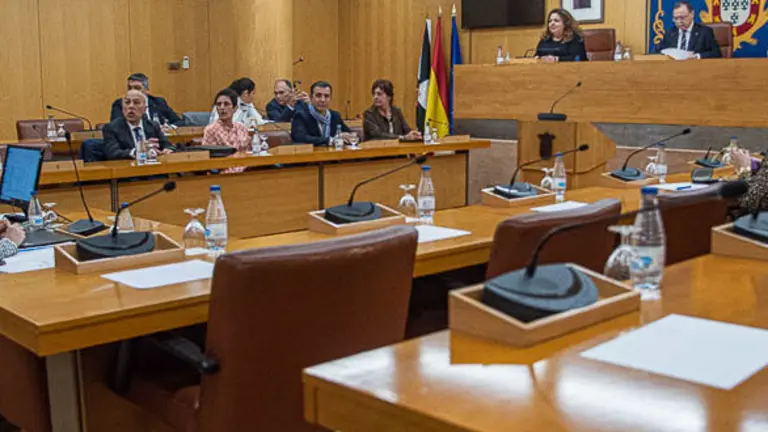 Sal&oacute;n de Plenos con los esca&ntilde;os vac&iacute;os de Vox-1
