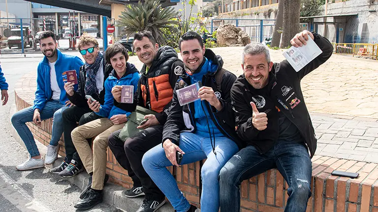 Viajeros espa&ntilde;oles muestran  su pasaporte al lograr cruzar la frontera 2