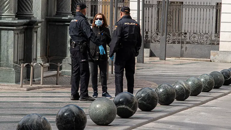 Polic&iacute;a Nacikonal cuarentena