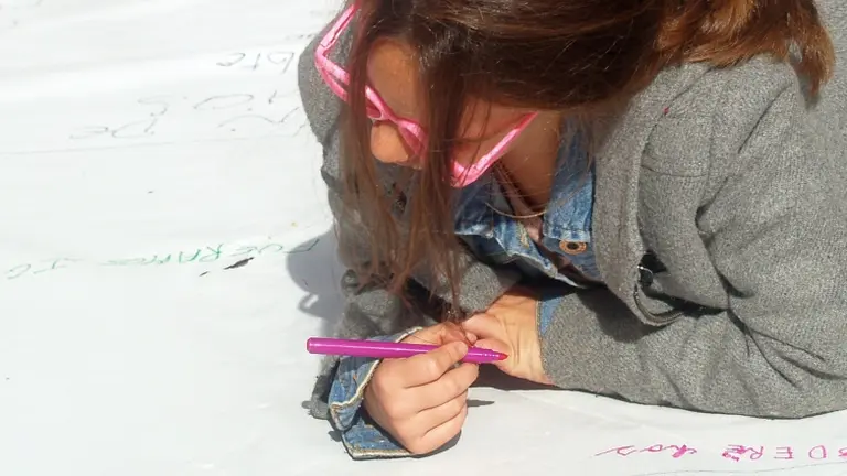 ni&ntilde;a suelo