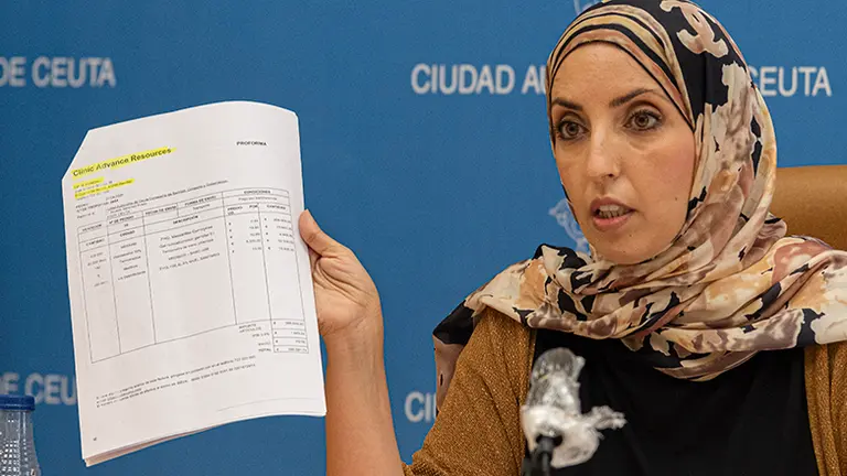 Fatima Hamed muestra el contrato de adjudicaci&oacute;n