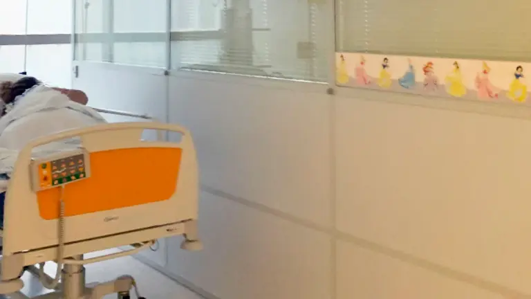 Cama de adulto en urgencias pedi&aacute;tricas