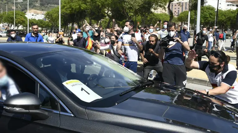Un individuo golpea el coche oficial del presidente
