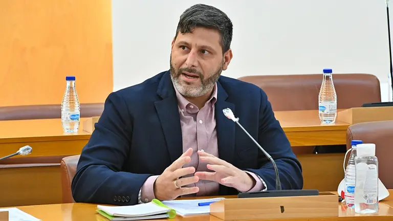 Mohamed Mustafa, ocupando su esca&ntilde;o en la Asamblea