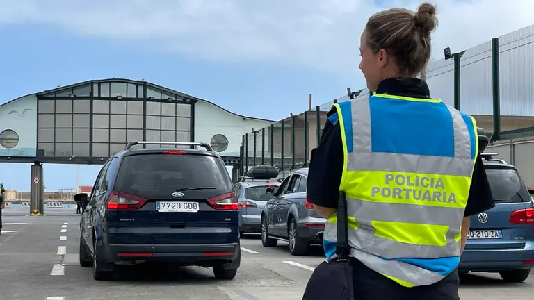 Una agente de la Polic&iacute;a Portuaria, controlando el tr&aacute;fico