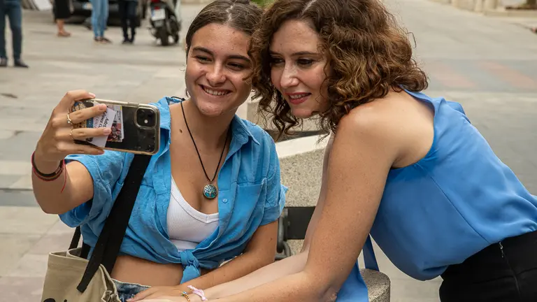 La presidente de la comunidad de Madrid se hace un 'selfie' con una admiradora-2