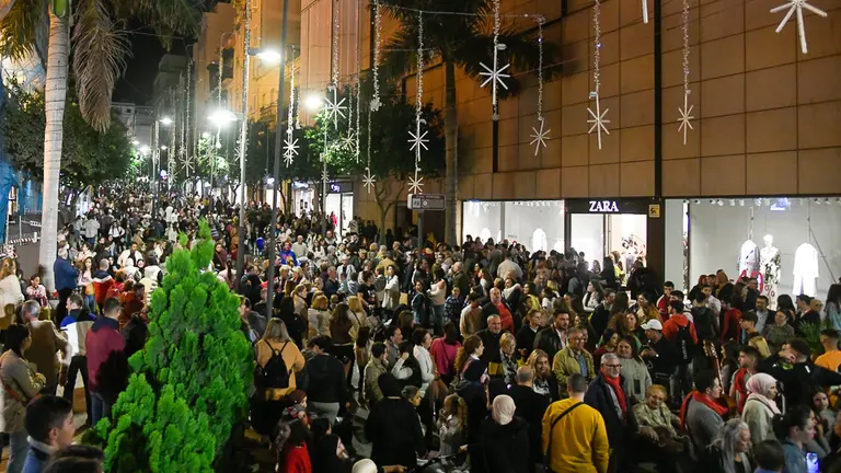 El encendido de las luces de Navidad y el Black Friday coplapsan el centro de Ceuta-8