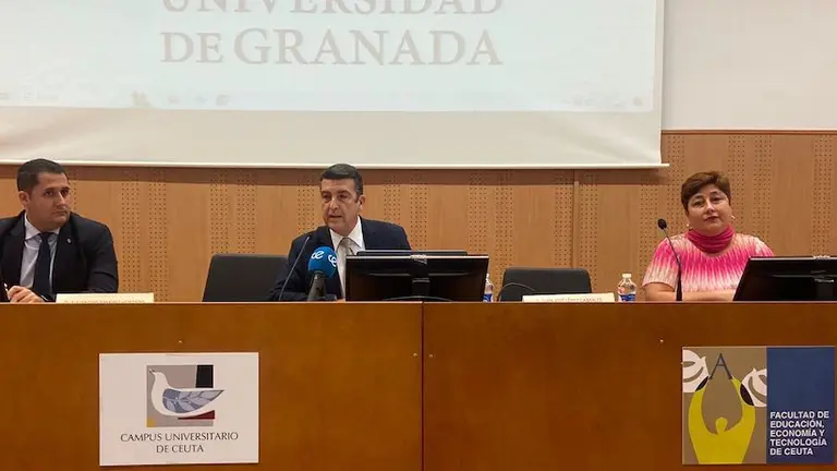 Por la izquierda, Alejandro Ram&iacute;rez, Juan Jos&eacute; L&oacute;pez y Mar&iacute;a Jos&eacute; Aznar durante la inauguraci&oacute;n de la V Semana de la Discapacidad. /A.I.