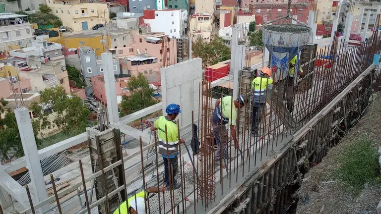 Varios obreros durante el proceso de encofrado de la construcci&oacute;n de la escuela infantil de Loma Colmenar / Cedida