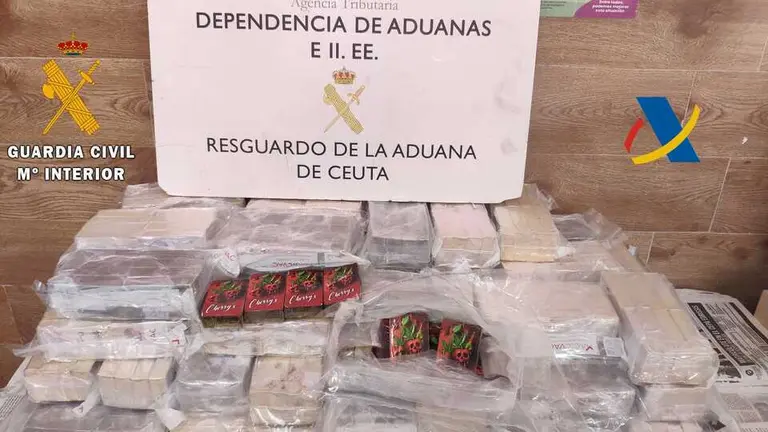 Hach&iacute;s encontrado en el doble fondo del vech&iacute;culo. / G.C.
