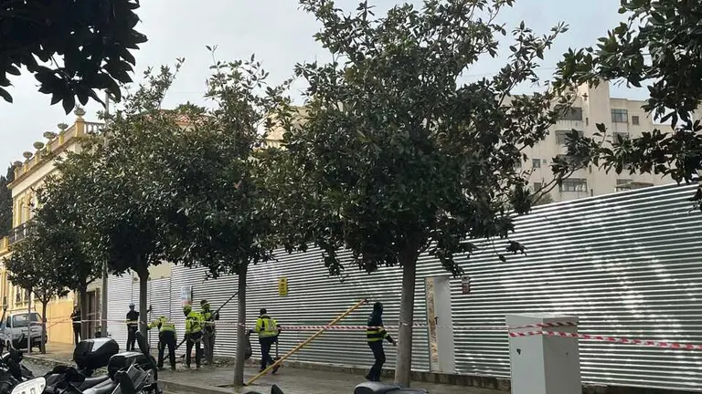 Personal municipal asegurando una calle.