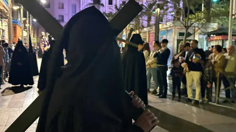 La Hermandad del Descendimiento recorre las calles en la madrug&aacute; de la Semana Santa 2026 (33)