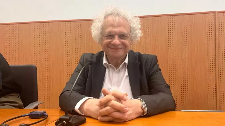 Encuentro de Amin Maalouf con los j&oacute;venes en el campus universitario  (15)