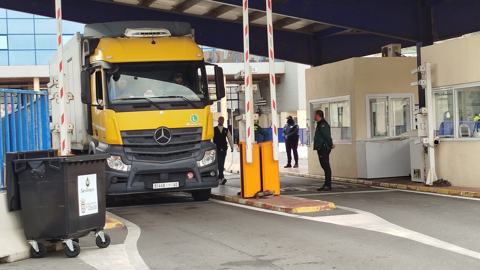Camión en aduana comercial