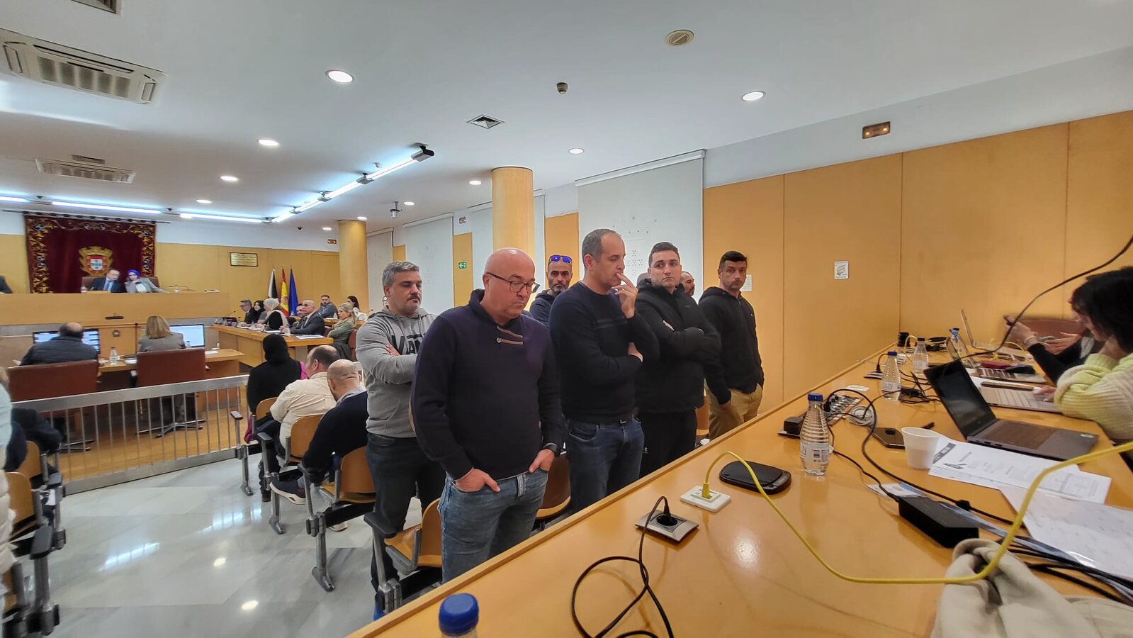 Agentes de la Policía Local protestan por condiciones laborales ante el Pleno de la Asamblea de Ceuta