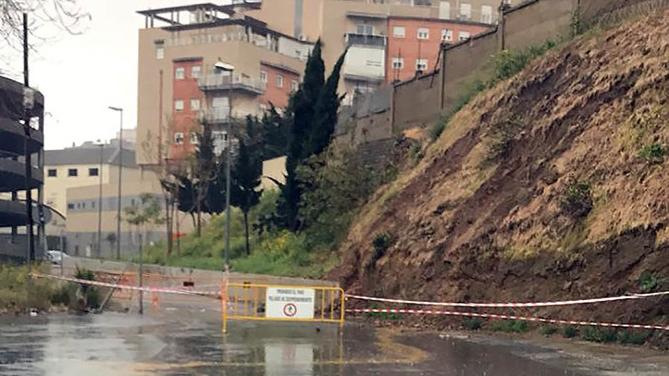 Desprendimiento en la carretera de servicio del Puerto