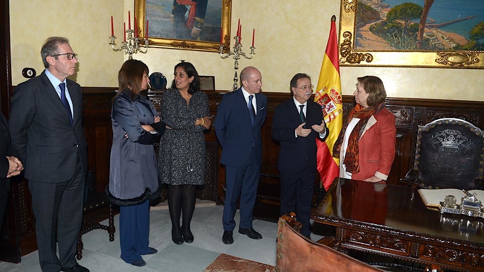 Firma en el Libro de Honor de María Luisa Poncela