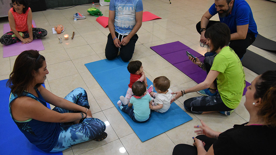 Bebés en una clase de yoga