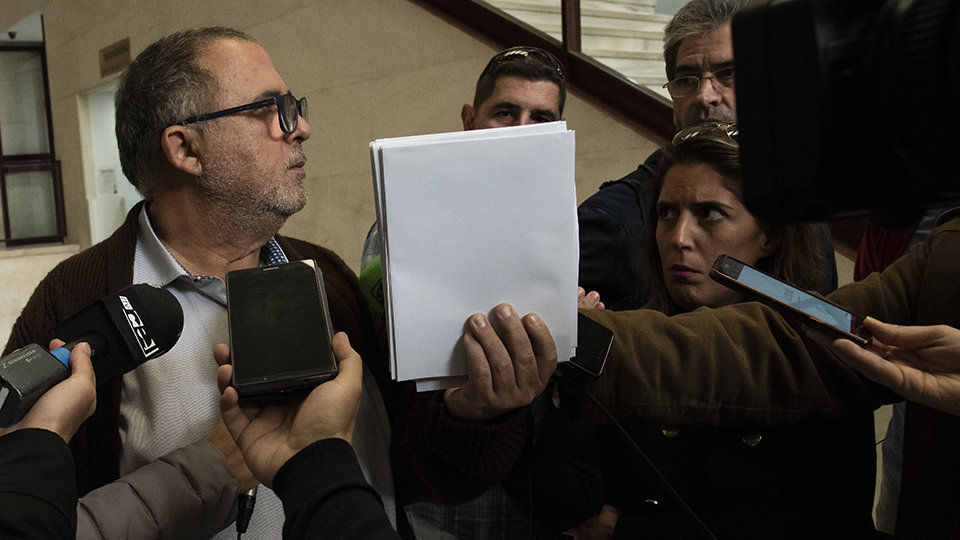 Antonio Ramírez, de UGT, muestra el sobre en el que han escrito el nombre del agraciado
