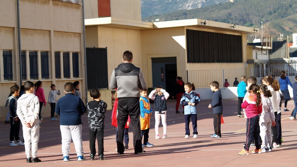 alumnos niños patio colegio
