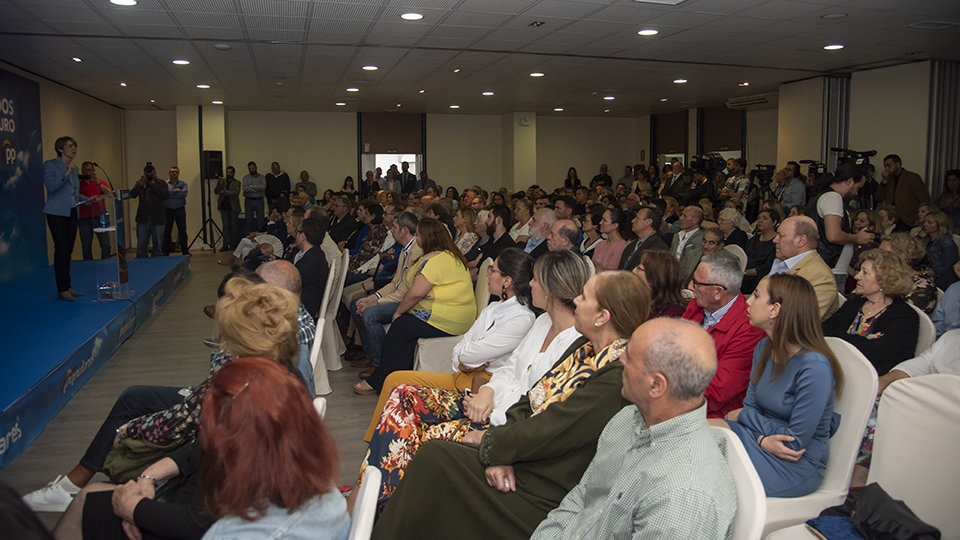 Público en la presentación de la lista de candidatos del PP, con Juan Vivas en el centro