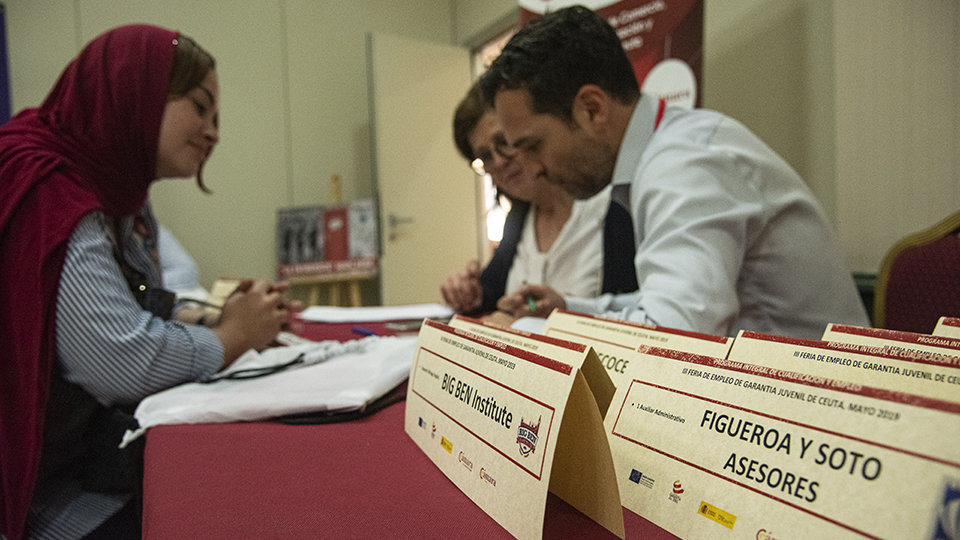 Una joven entrega su CV en la III Feria de Empleo