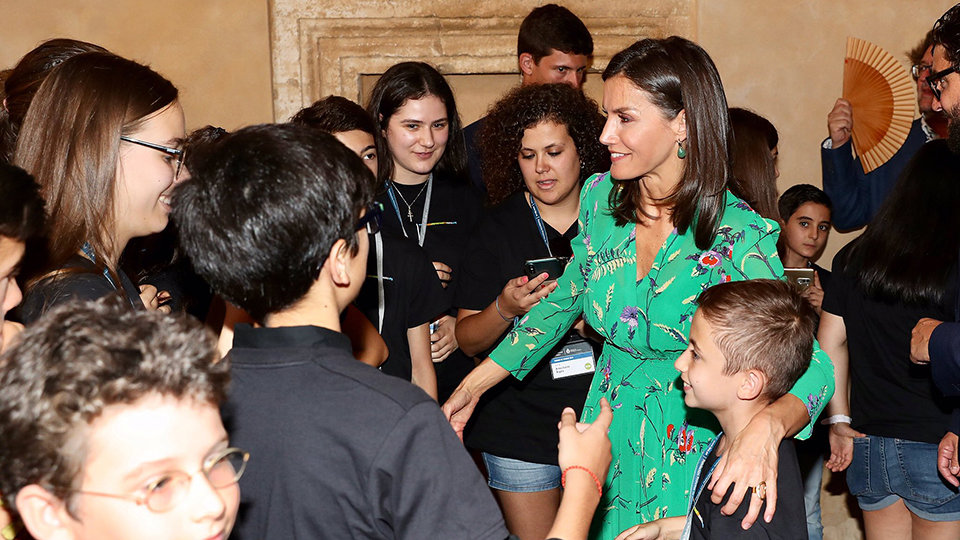 La reina, junto a los alumnos de la Escuela Internacional de Música 2